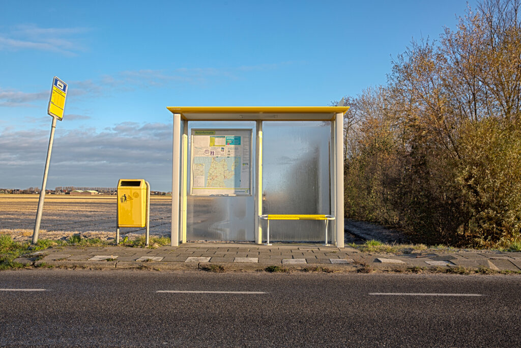 Bus,Shelter,With,Yellow,Garbage,Can,In,Anna,Paulona,,North